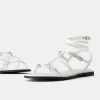 Sandalias planas con detalle de anilla.