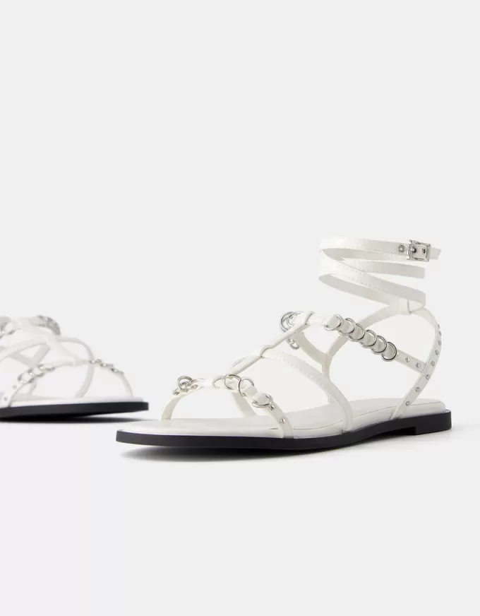 Sandalias planas con detalle de anilla.