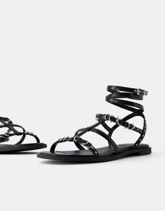 Sandalias planas con detalle de anilla. Sandalias planas con detalle de anilla.