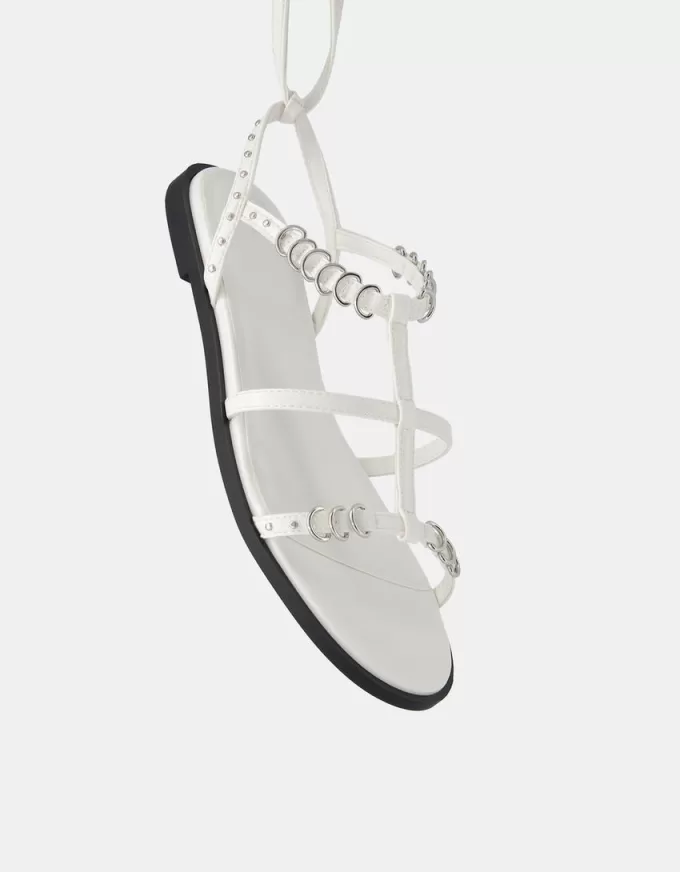 Sandalias planas con detalle de anilla.