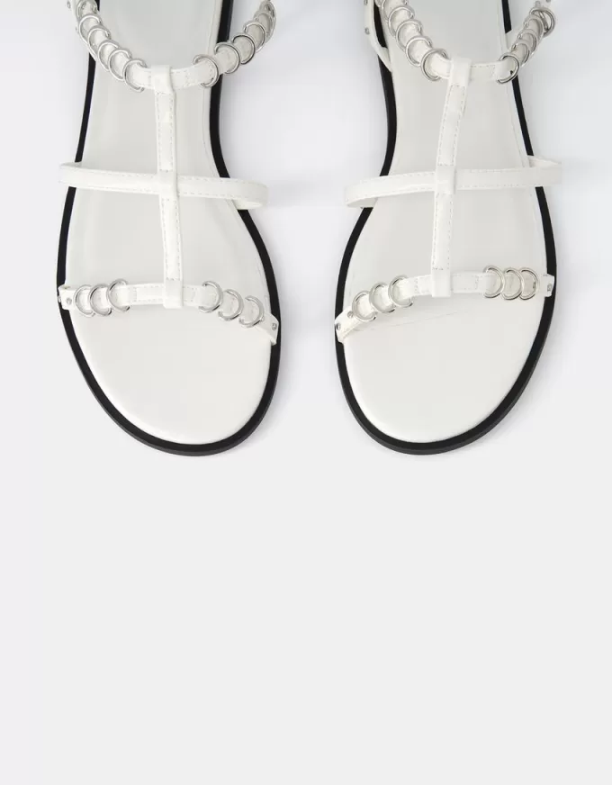 Sandalias planas con detalle de anilla.