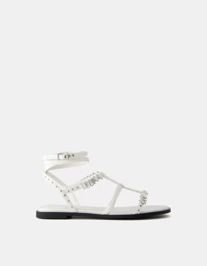 Sandalias planas con detalle de anilla.