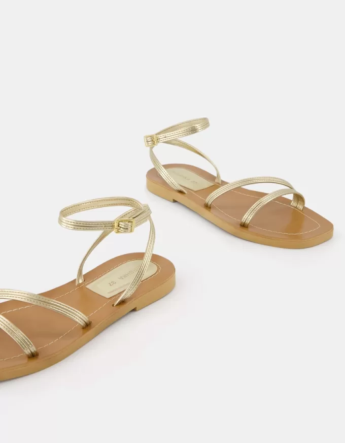 Sandalias planas con tira metalizada