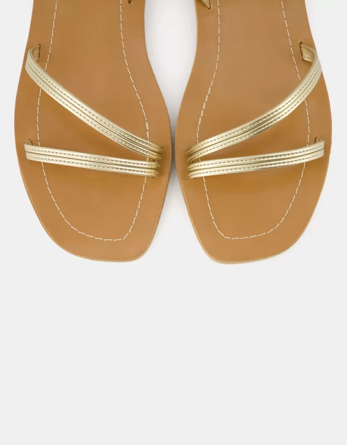 Sandalias planas con tira metalizada