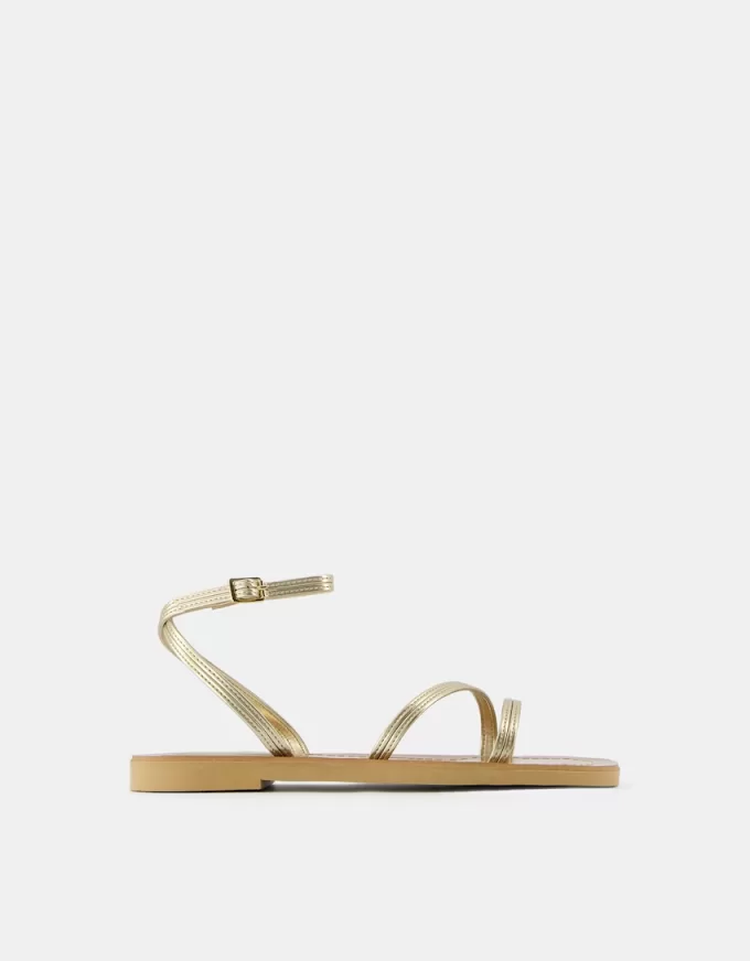 Sandalias planas con tira metalizada