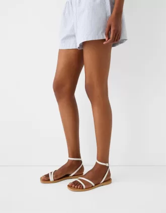 Sandalias planas con tiras