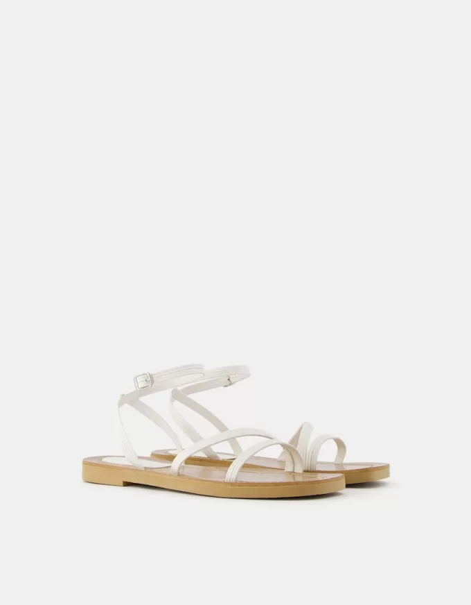 Sandalias planas con tiras
