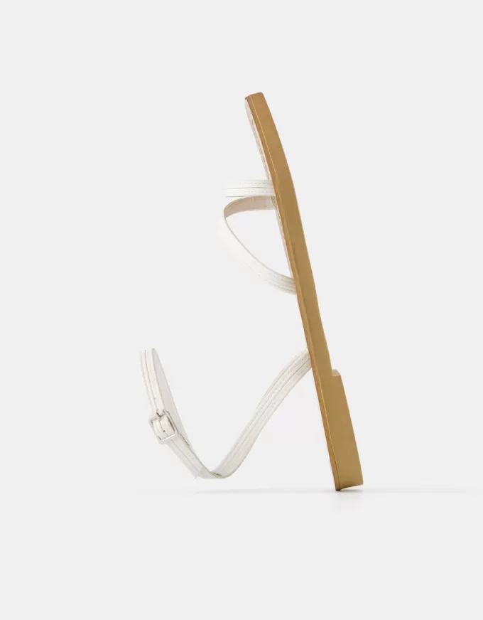 Sandalias planas con tiras