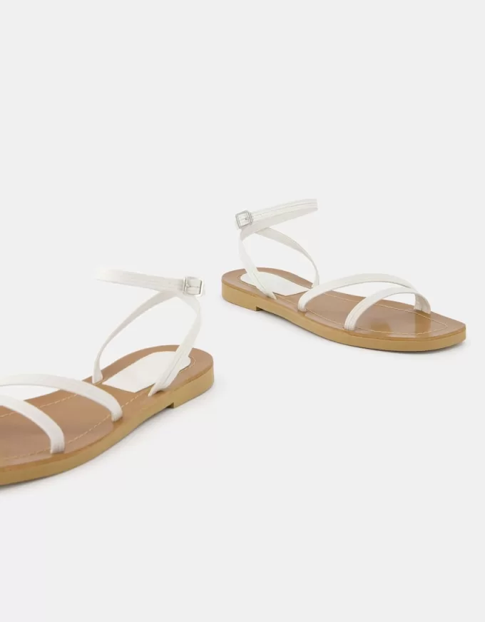 Sandalias planas con tiras