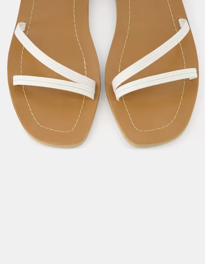 Sandalias planas con tiras