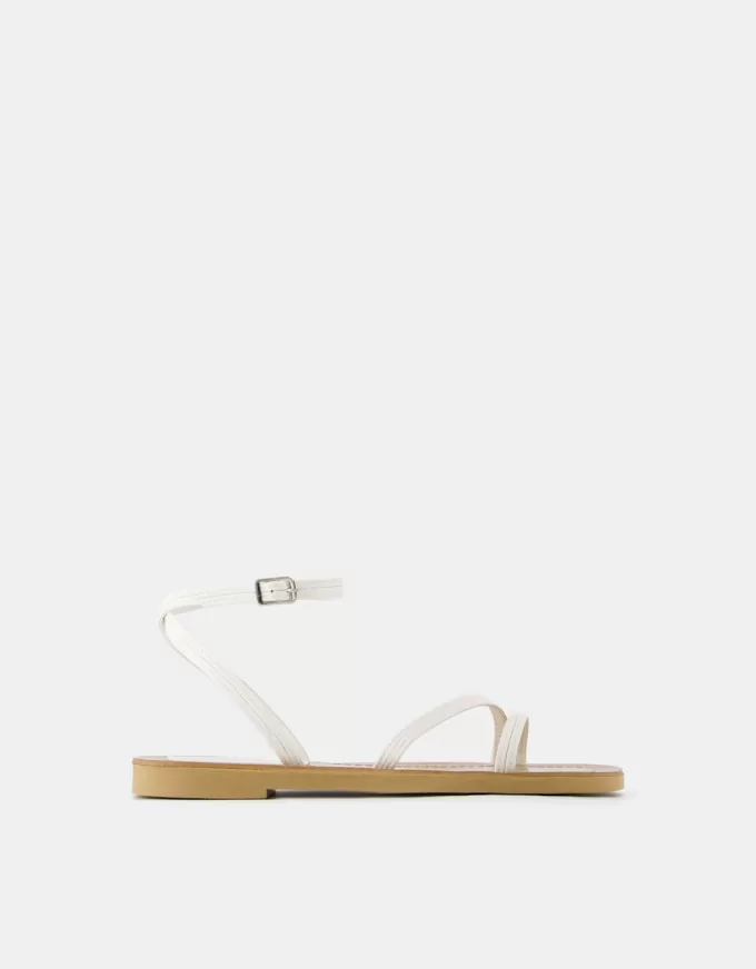 Sandalias planas con tiras