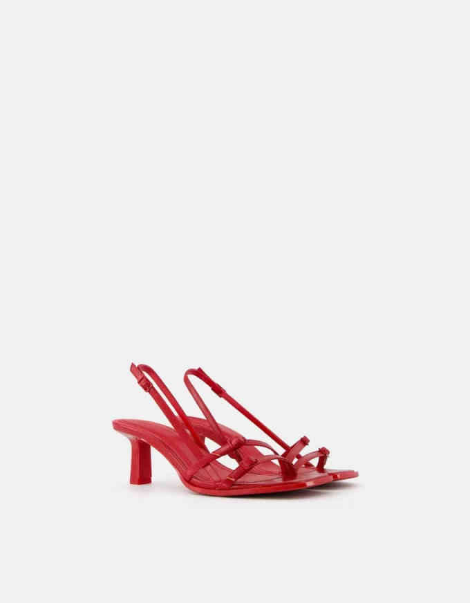 Sandalias tacón gatito con hebillas