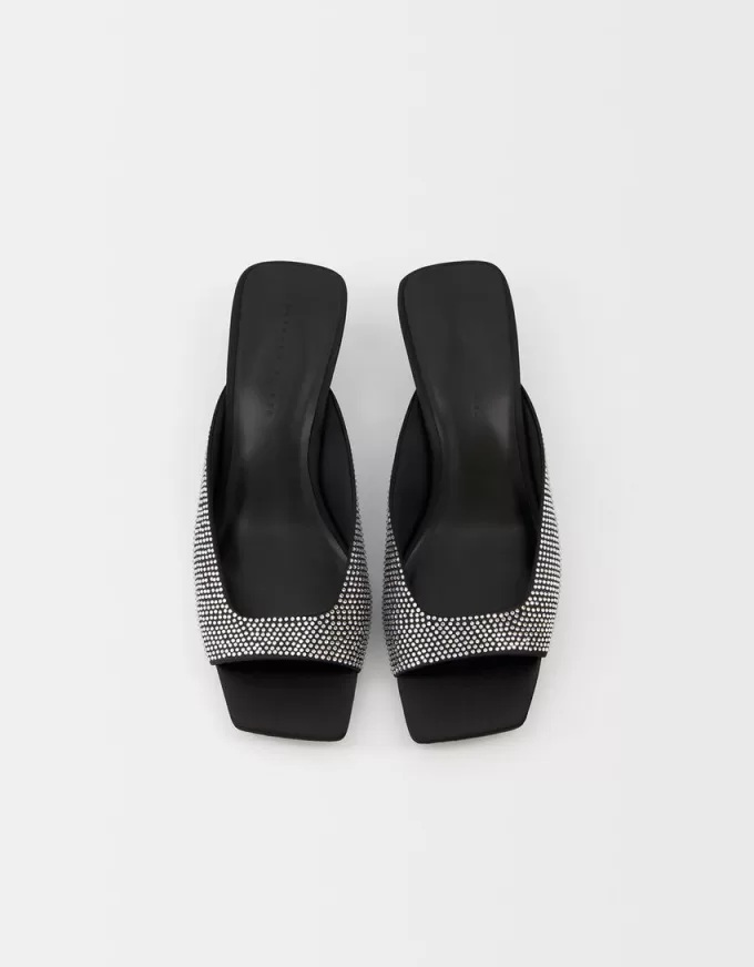 Sandalias tipo mule de tacón con detalles de strass