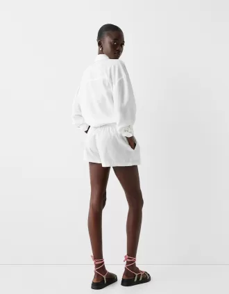 Shorts con detalle de cinturilla elástica