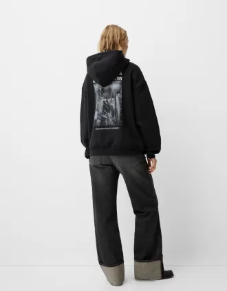 Sudadera con capucha estampada