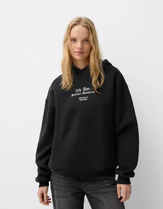 Sudadera con capucha estampada