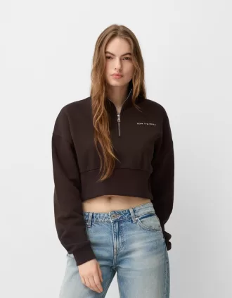 Sudadera con cremallera y bordado