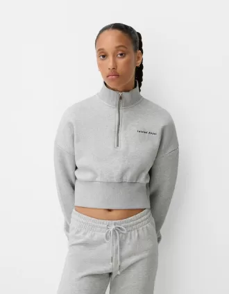 Sudadera con cremallera y bordado