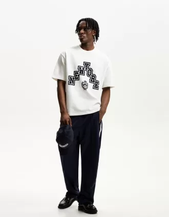Sudadera de manga corta con estampado deportivo.