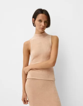 Top de terciopelo con cuello alto y detalle de lazo